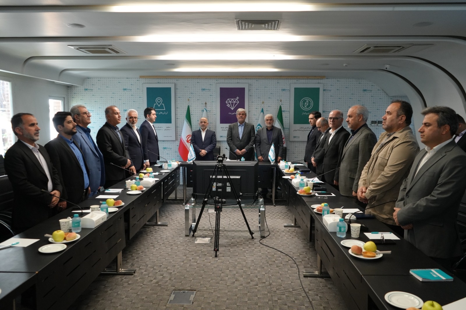 بیمه دی در کنار خدمت به خانواده ایثارگران، الگویی موفق برای صنعت بیمه کشور است 