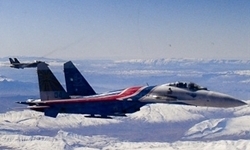 مانور هواپیماهای مسافری و جنگی در ایرشو کیش/ بازدید وزیر دفاع از شوالیه‌های روسی