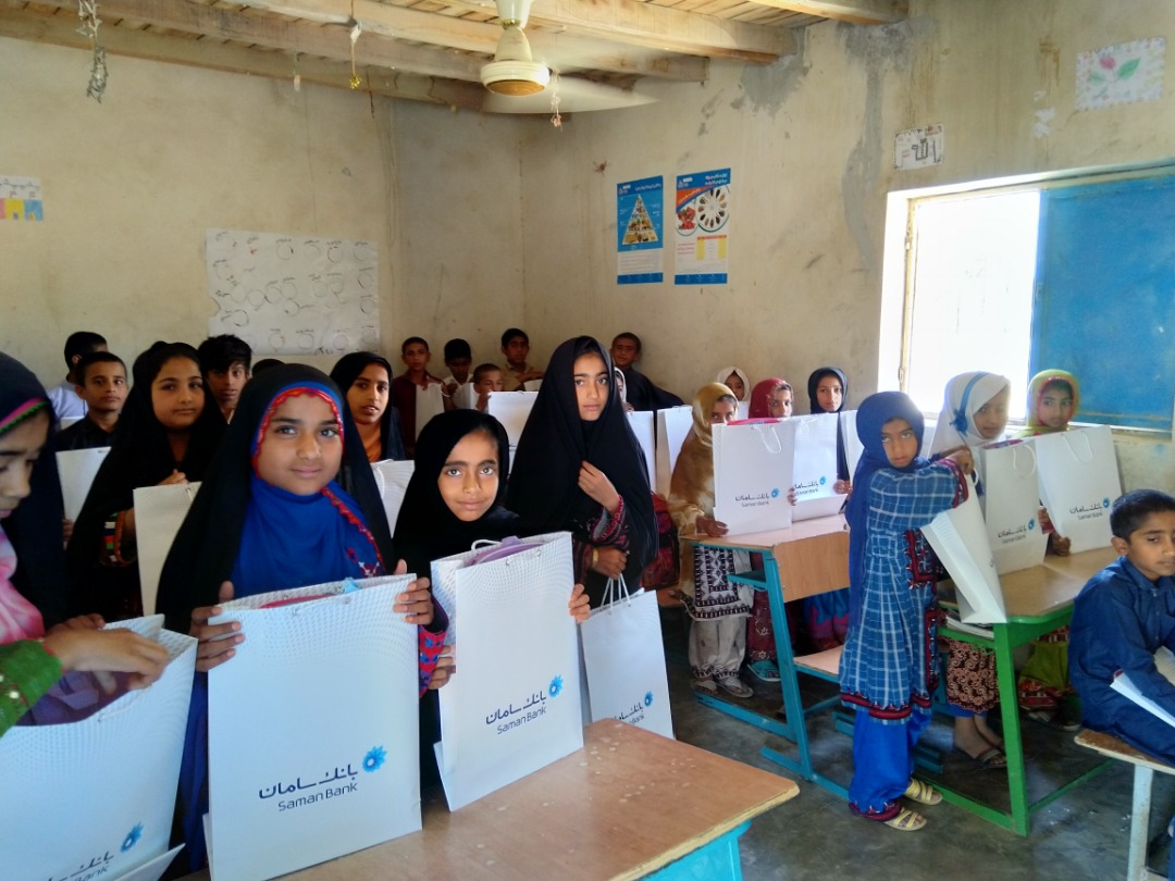توزیع هدایای گروه مالی سامان میان دانش‌آموزان مناطق محروم چابهار 
