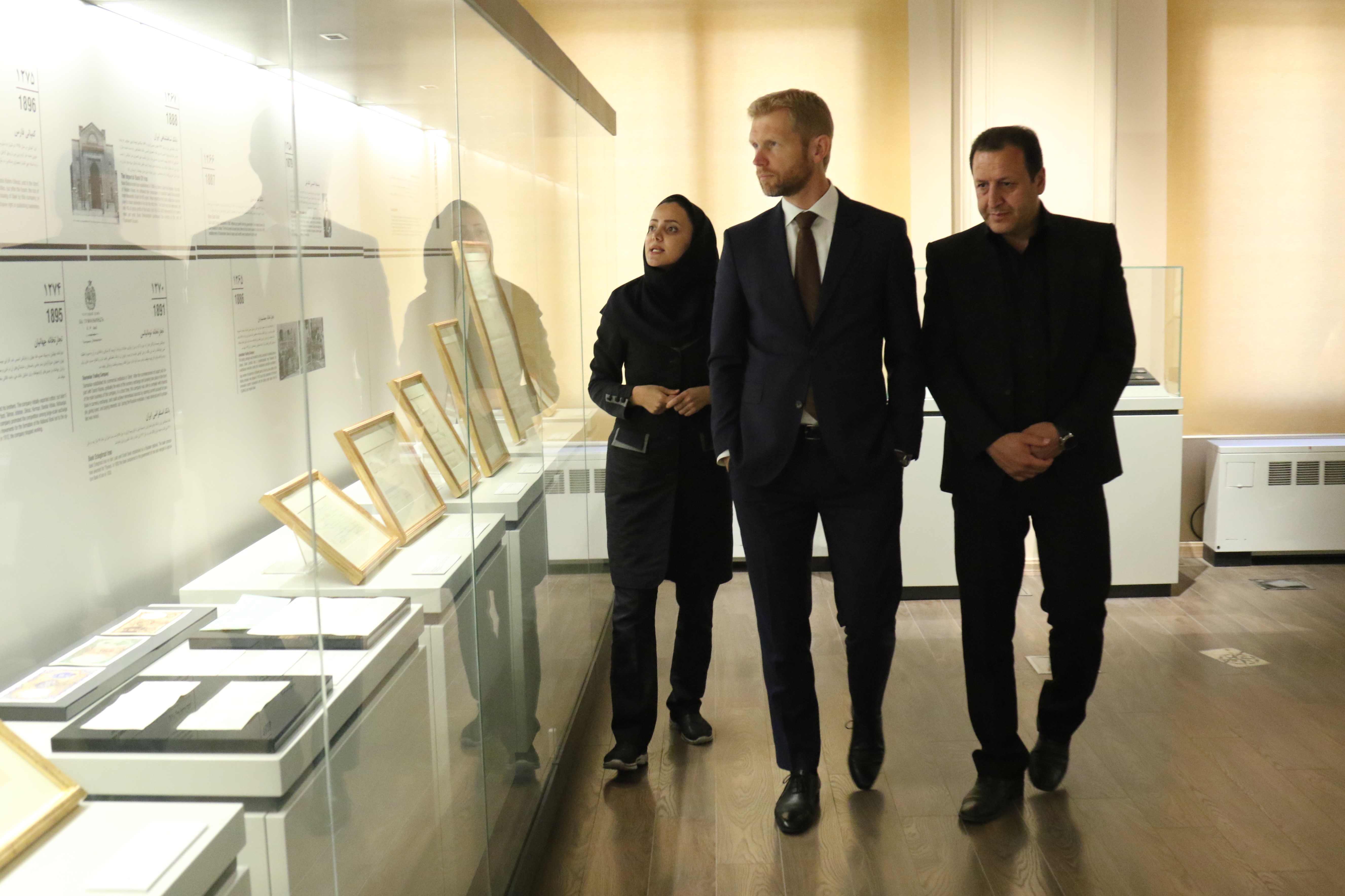 بازدید سفیر نروژ از موزه بانک ملّی ایران 
