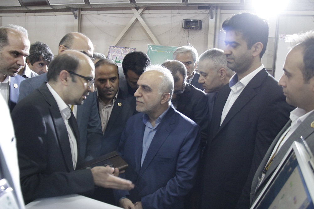 بازدید وزیر اقتصاد از غرفه بیمه ایران در الکامپ 98 
