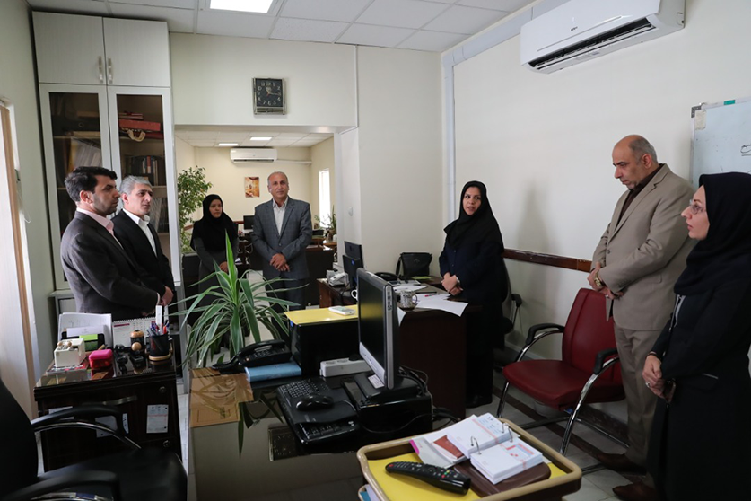 بازدید سرزده مدیرعامل بانک ملی ایران از اداره کل روابط عمومی به مناسبت روز خبرنگار 