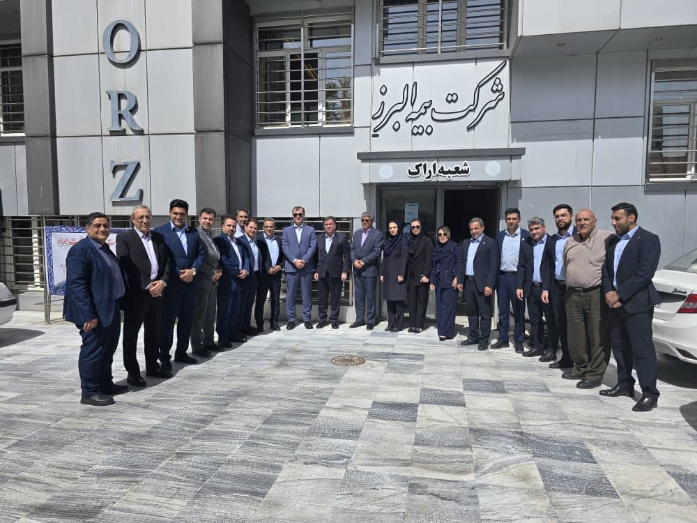 رضایت مندی بیمه گذاران و تکریم مشتریان محور توسعه شعب است 