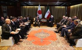 روحانی در دیدار نخست وزیر ژاپن: بانکهای ژاپنی برای تامین نیازهای مربوط به مناسبات اقتصادی با ایران فعال شوند